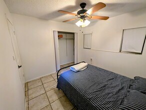8724 Tall Pine Ln, Unit Room 2 Shared Bath in Orlando, FL - Foto de edificio - Building Photo