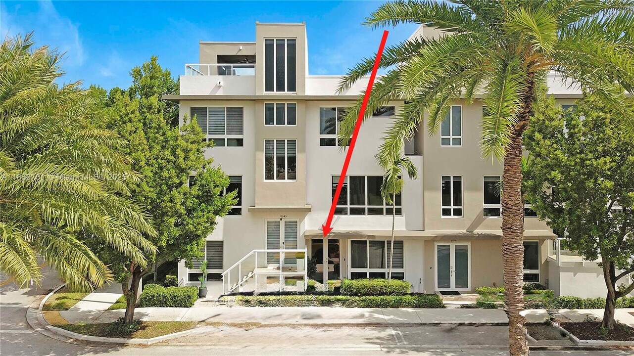 10541 NW 66th St in Doral, FL - Building Photo