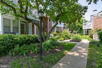 2582-C S Arlington Mill Dr in Arlington, VA - Building Photo - Building Photo