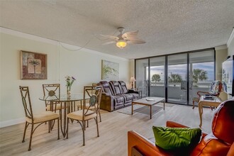 17900 Gulf Blvd, Unit 2E in Redington Shores, FL - Foto de edificio - Building Photo