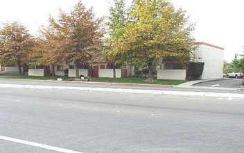 4116 Loveridge Road in Pittsburg, CA - Foto de edificio - Building Photo