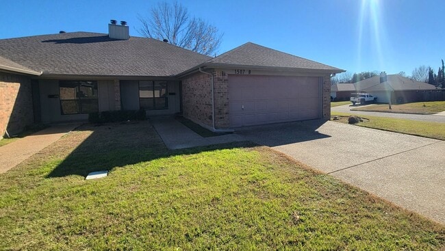 property at 1507 Lindsey Ln