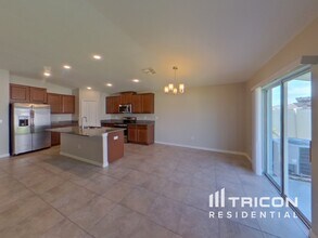 1615 Broad Winged Hawk Dr in Ruskin, FL - Building Photo - Building Photo
