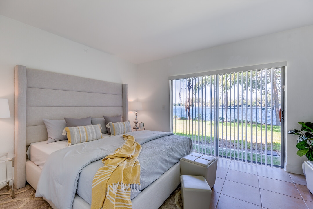 New Castle Lake - Waterfront Apartments in Miami, FL - Building Photo