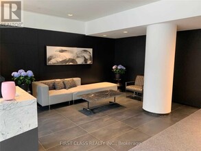 203-203 College St in Toronto, ON - Building Photo - Building Photo