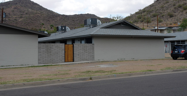 1326 W Becker Ln in Phoenix, AZ - Foto de edificio - Building Photo