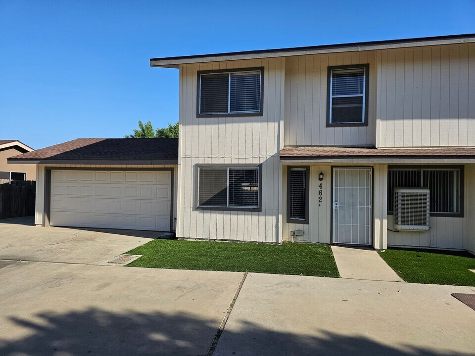 462 N Cherry St in Tulare, CA - Building Photo
