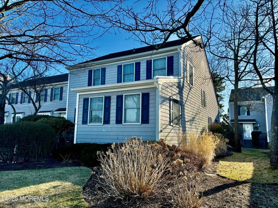 9 Bay Point Harbour in Point Pleasant, NJ - Building Photo