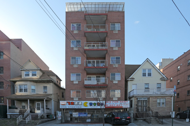 Grace Gardens in Flushing, NY - Building Photo - Building Photo