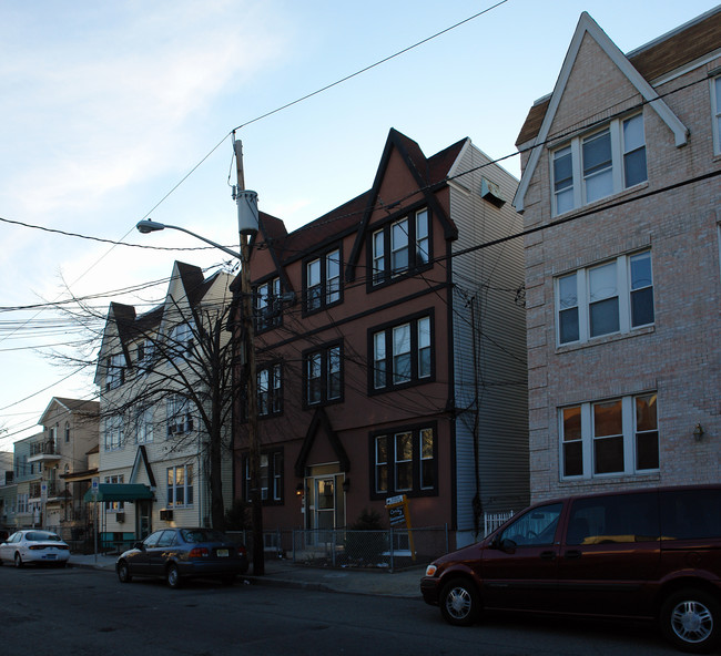 33 Long St in Jersey City, NJ - Building Photo - Building Photo