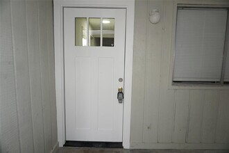 1911 Normal Park Dr-Unit -A in Huntsville, TX - Foto de edificio - Building Photo