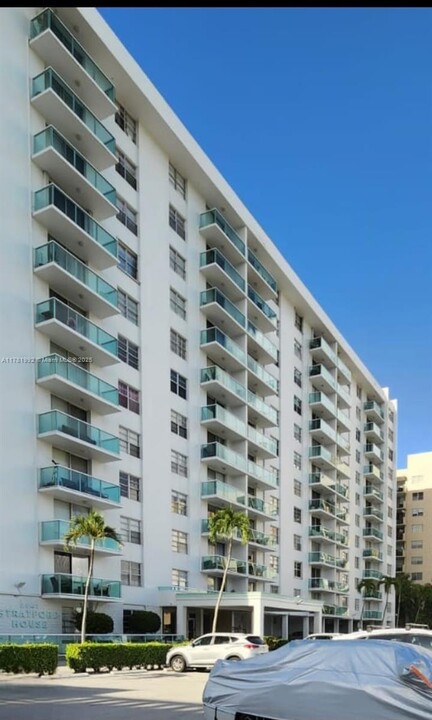 2841 NE 163rd St, Unit 214 in North Miami Beach, FL - Building Photo