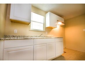 512 S Monumental St in San Antonio, TX - Building Photo - Building Photo
