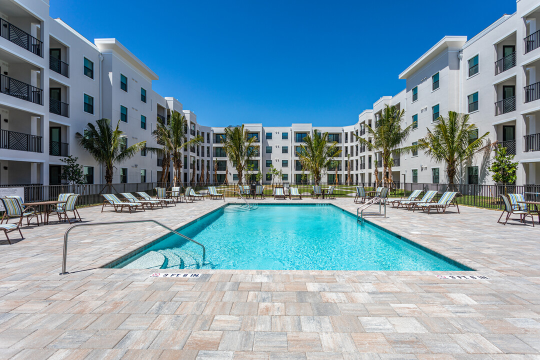 Cape West 91 Villa Apartments in Cape Coral, FL - Foto de edificio