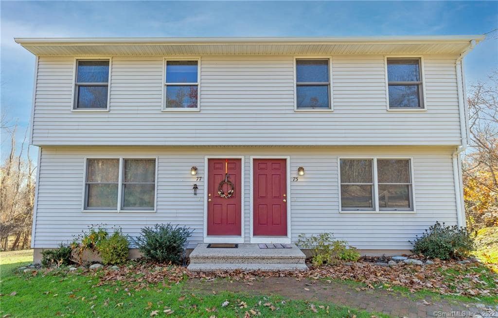 75 Daniel St in East Hampton, CT - Building Photo