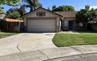 5200 Dunham Ct in Salida, CA - Building Photo