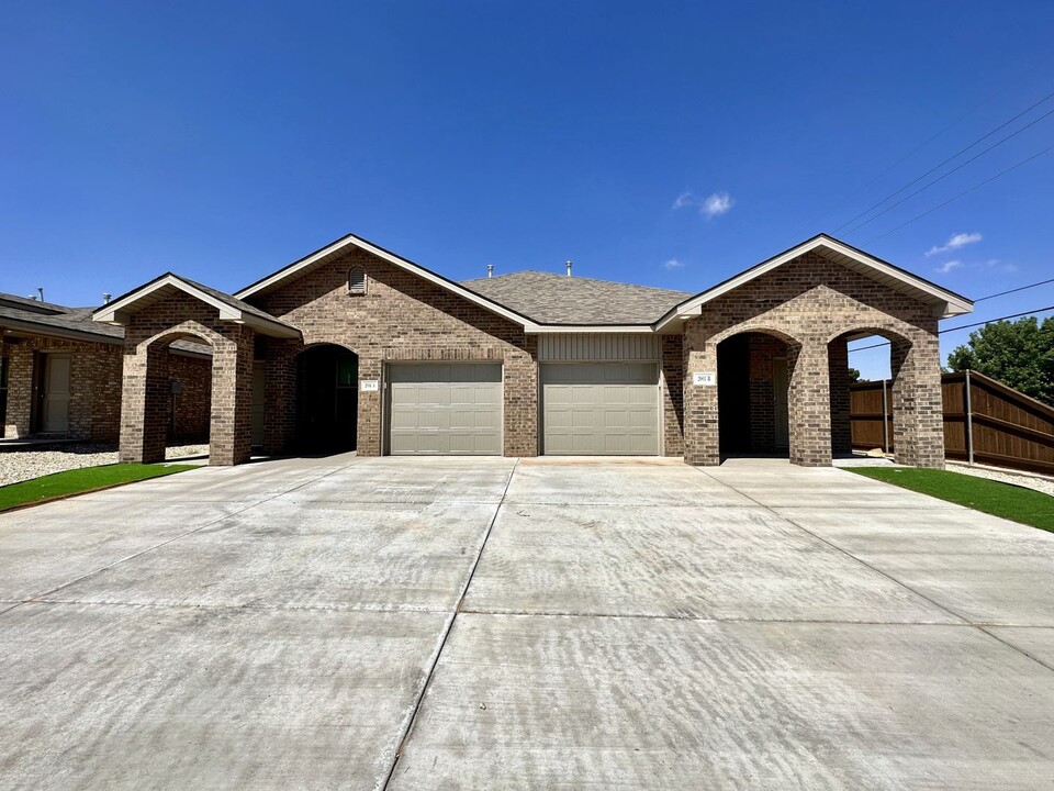 2007 Aberdeen Ave in Wolfforth, TX - Building Photo