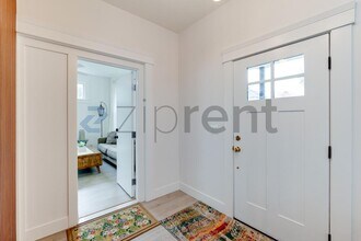 907 S Ainsworth Ave in Tacoma, WA - Foto de edificio - Building Photo