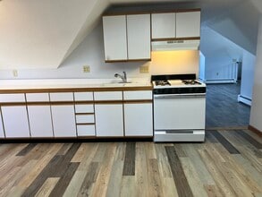 229 University Ave, Unit third floor in Lowell, MA - Building Photo - Building Photo