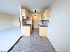 704-712-5E N Broad St, Unit 4A in Elizabeth, NJ - Building Photo - Building Photo