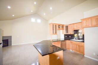 2485 Meridian Dr in Woodburn, OR - Foto de edificio - Building Photo