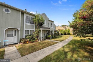 5 Pond View Dr in Plainsboro, NJ - Building Photo