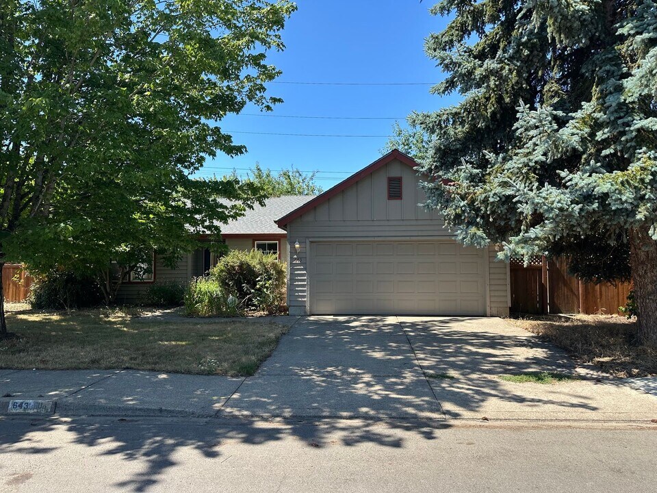 643 Nicholas Dr in Springfield, OR - Building Photo