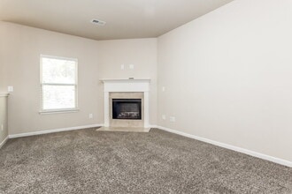 250 Stillwood Dr in Newnan, GA - Building Photo - Building Photo