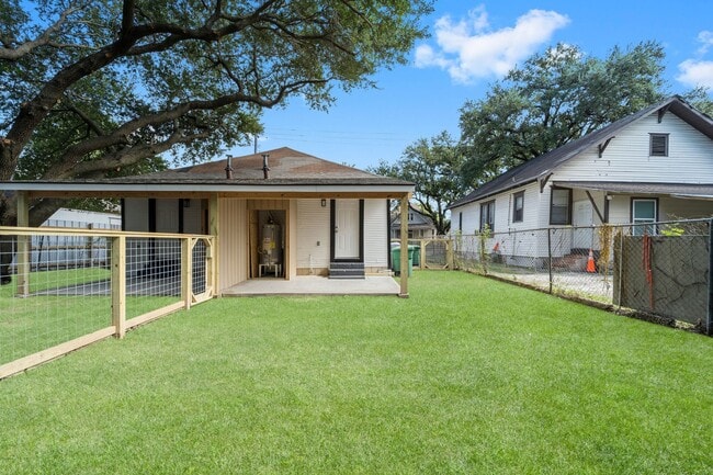 property at 1615 1/2 McKee St