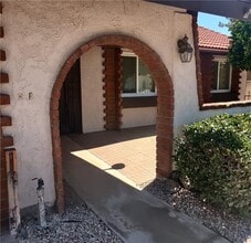 1955 Silver Oak Way in Hemet, CA - Foto de edificio - Building Photo