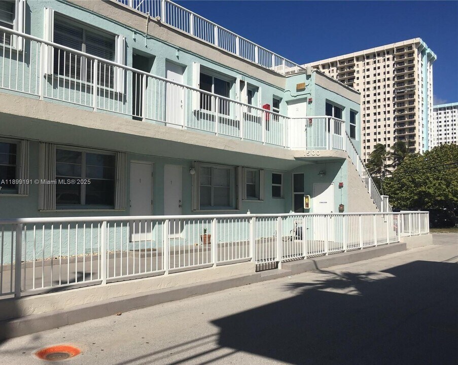 1500 S Surf Rd in Hollywood, FL - Building Photo