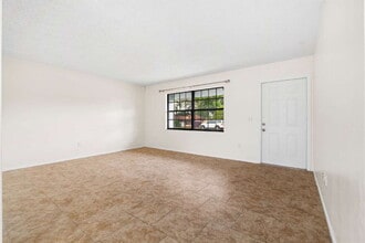 1016 Hickory Rd in Ocala, FL - Building Photo - Building Photo