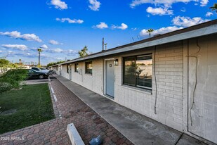 1744 W Glendale Ave in Phoenix, AZ - Building Photo