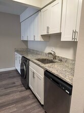 2131 N Summit Ave in Milwaukee, WI - Foto de edificio - Building Photo