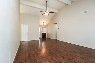 9215 Grandview Park Dr in Spring, TX - Foto de edificio - Building Photo