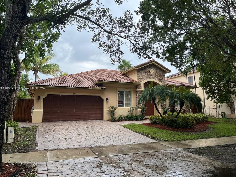 22032 SW 95th Pl in Cutler Bay, FL - Foto de edificio