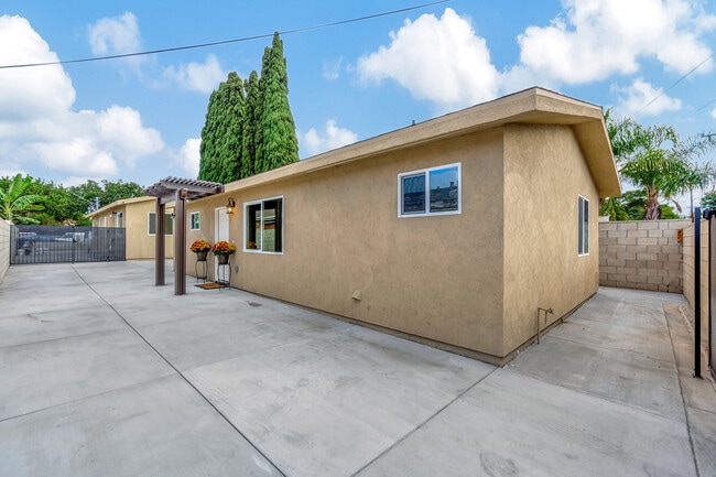 1012 W Walnut St, Unit #2 in Santa Ana, CA - Building Photo - Building Photo