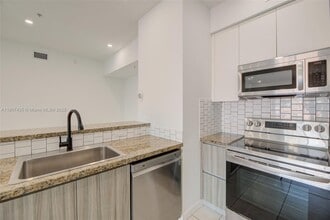 7330 NW 114th Ave in Doral, FL - Building Photo - Building Photo