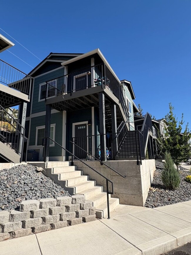 2064 NW Black Pnes Pl in Bend, OR - Building Photo - Building Photo