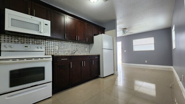 2221 NW 4th Ct, Unit 2 in Pompano Beach, FL - Building Photo - Building Photo
