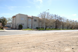 Desert Vista Apartments in Palmdale, CA - Building Photo - Building Photo