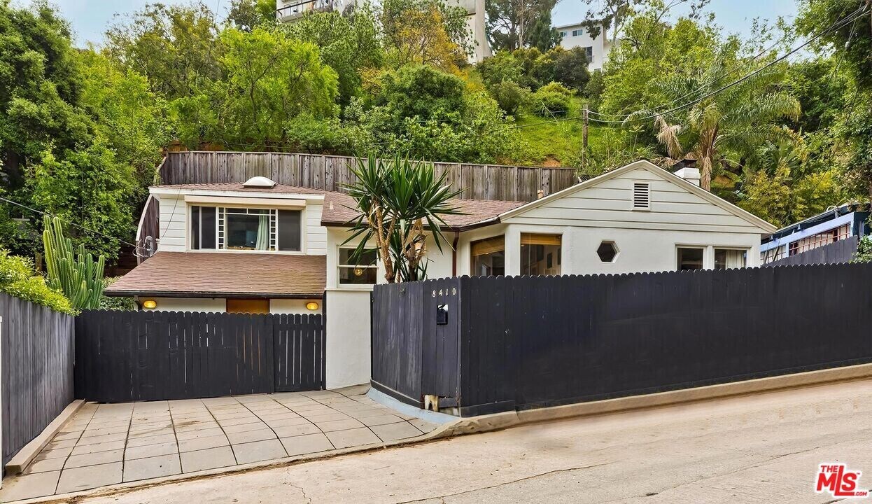 8410 Kirkwood Dr in Los Angeles, CA - Building Photo