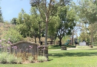 2811 Timberlyn Trail Rd in Fullerton, CA - Foto de edificio - Building Photo