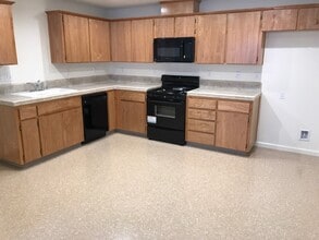 3077 Bright St in Tulare, CA - Building Photo - Building Photo