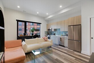 2316 N Clark St, Unit 410 in Chicago, IL - Building Photo - Building Photo