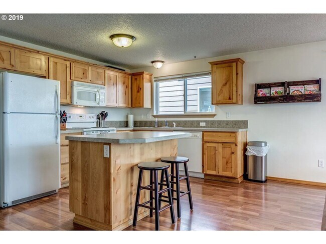 422 Donna Dr in Newberg, OR - Building Photo - Building Photo