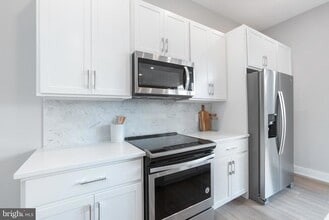 52 W Washington Ln, Unit 200 in Philadelphia, PA - Foto de edificio - Building Photo