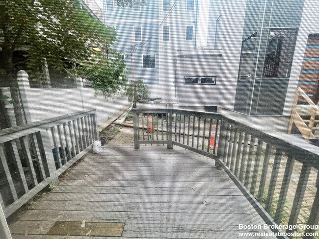 241 W 3rd St, Unit 2 in Boston, MA - Building Photo - Building Photo