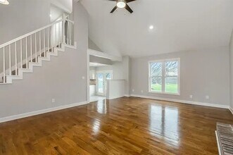 1205 E Sleepy Hollow Dr in Olathe, KS - Foto de edificio - Building Photo