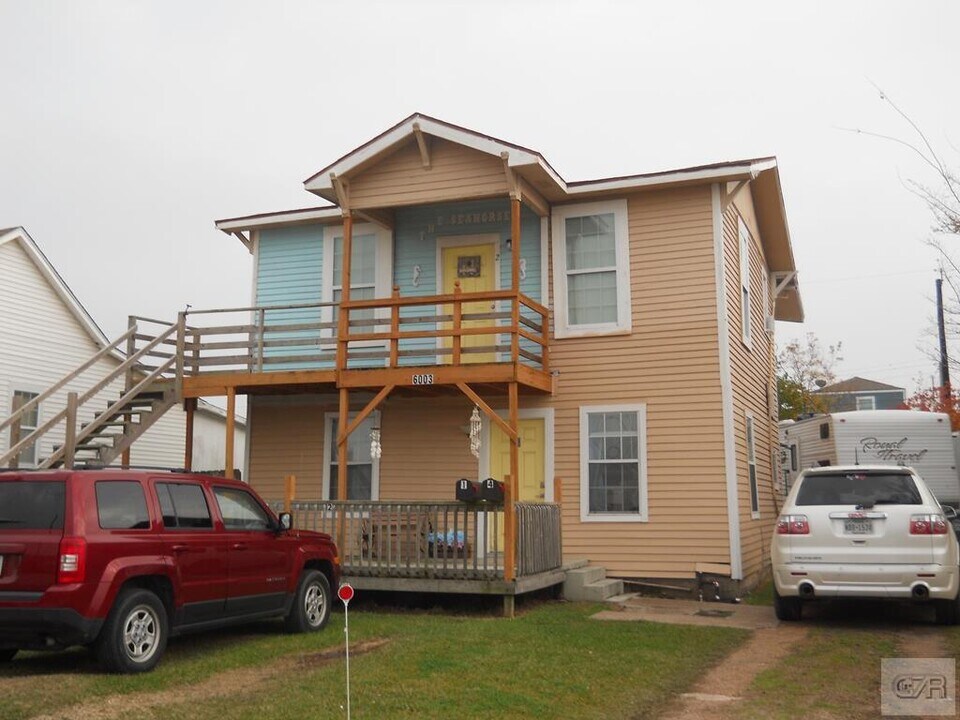 6003 1/2 in Galveston, TX - Building Photo